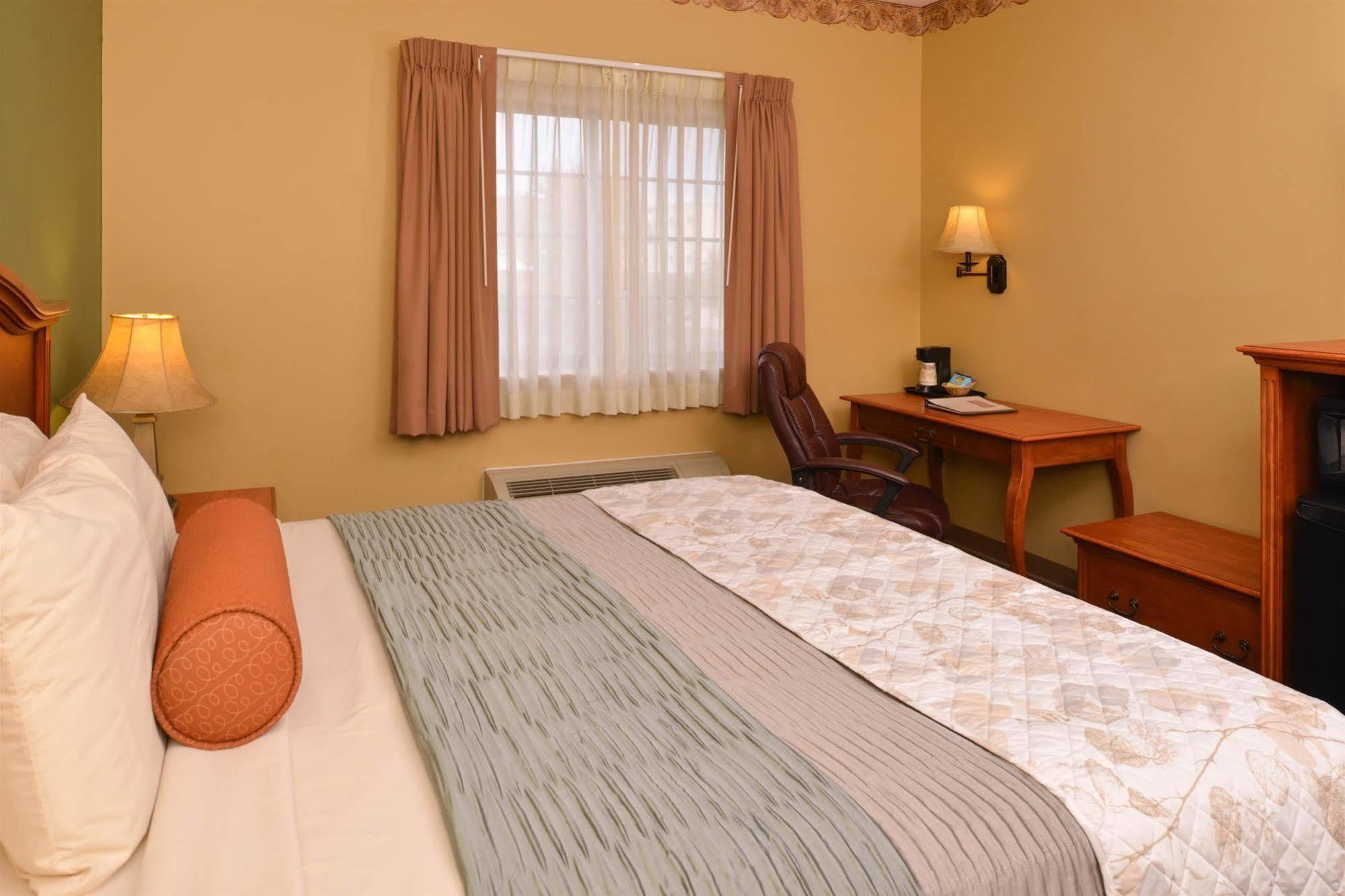 Country Hearth Inn & Suites אדוארדסוויל מראה חיצוני תמונה