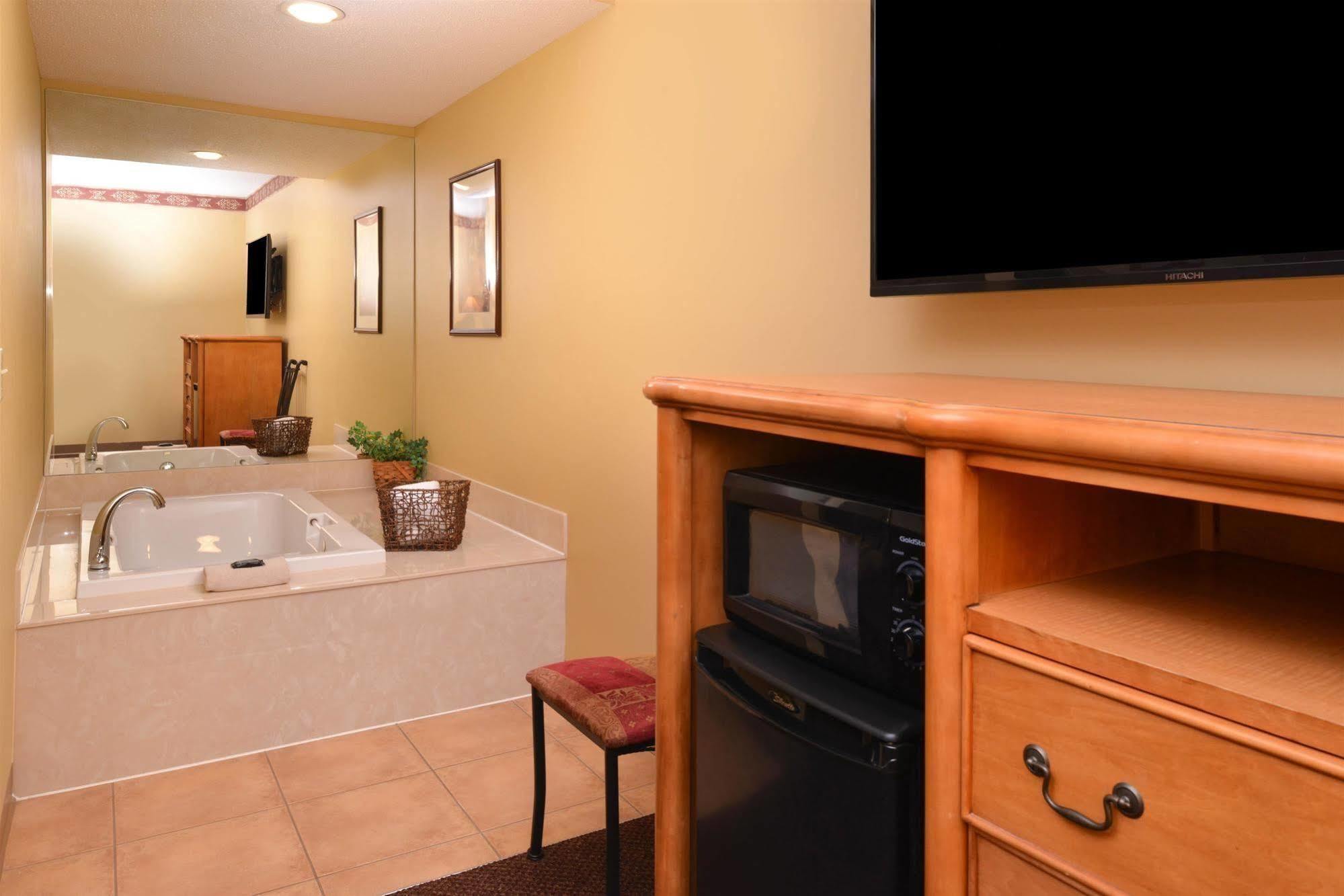 Country Hearth Inn & Suites אדוארדסוויל מראה חיצוני תמונה