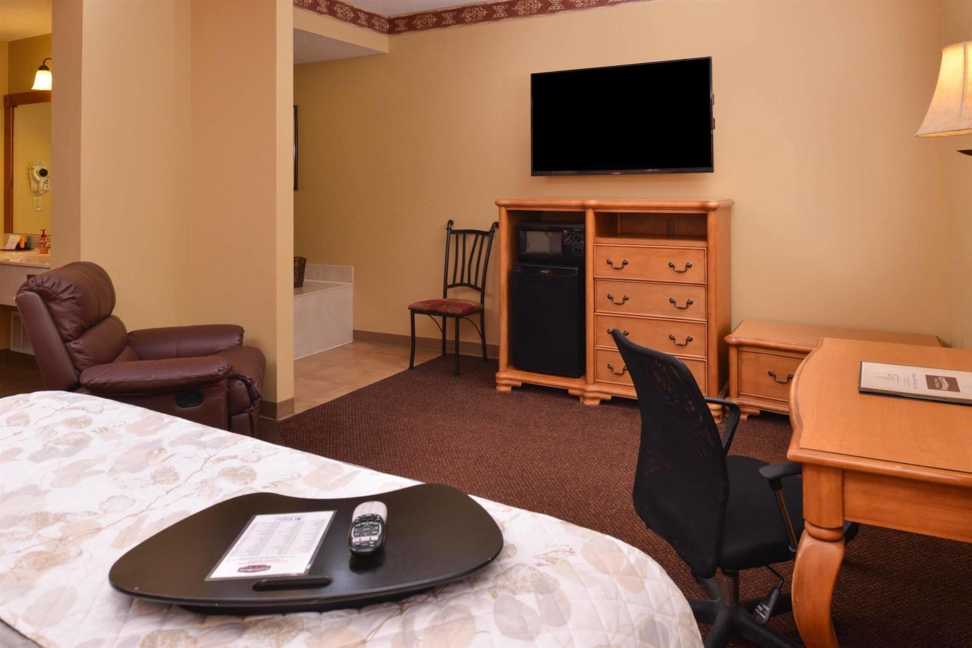 Country Hearth Inn & Suites אדוארדסוויל מראה חיצוני תמונה