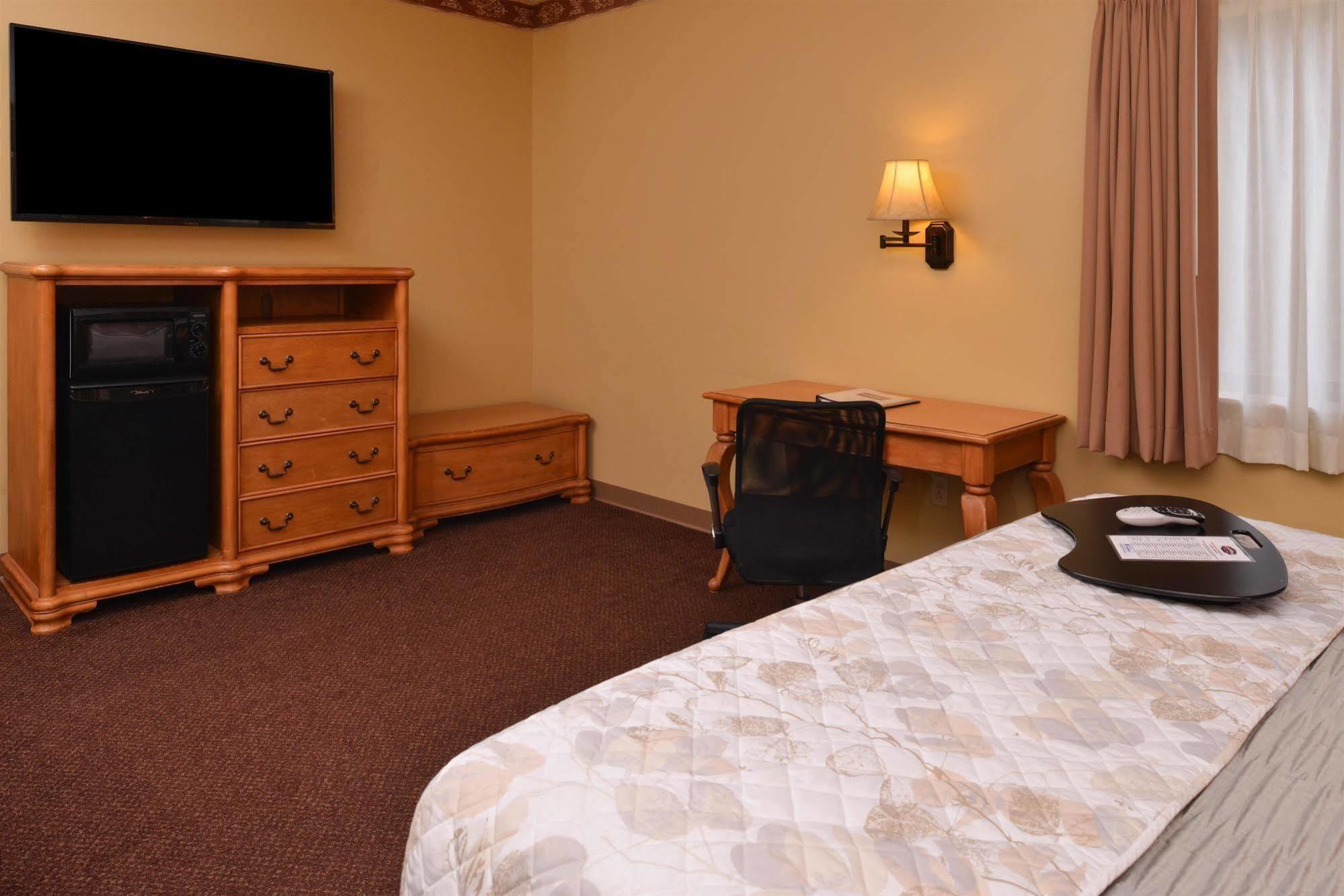 Country Hearth Inn & Suites אדוארדסוויל מראה חיצוני תמונה