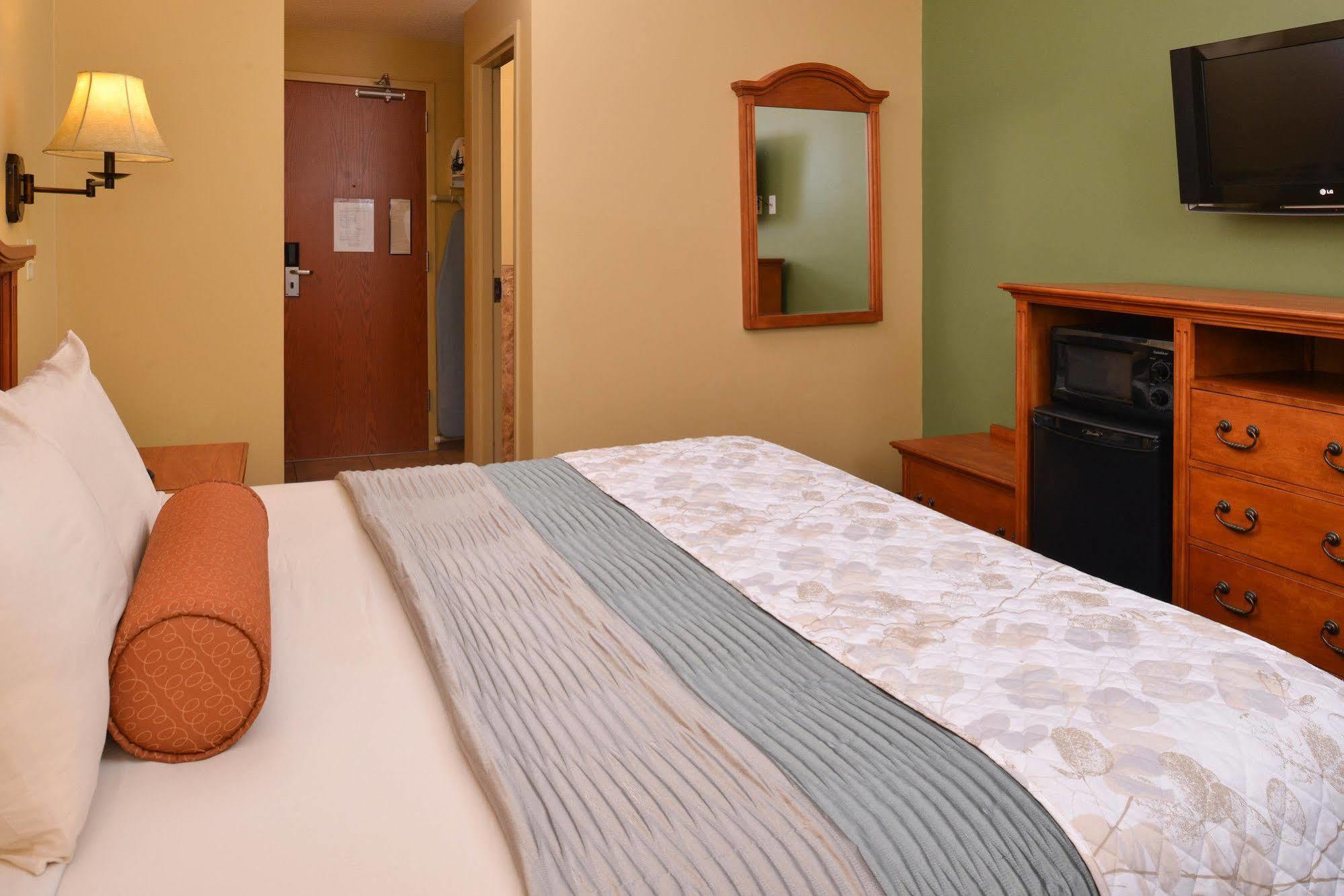 Country Hearth Inn & Suites אדוארדסוויל מראה חיצוני תמונה