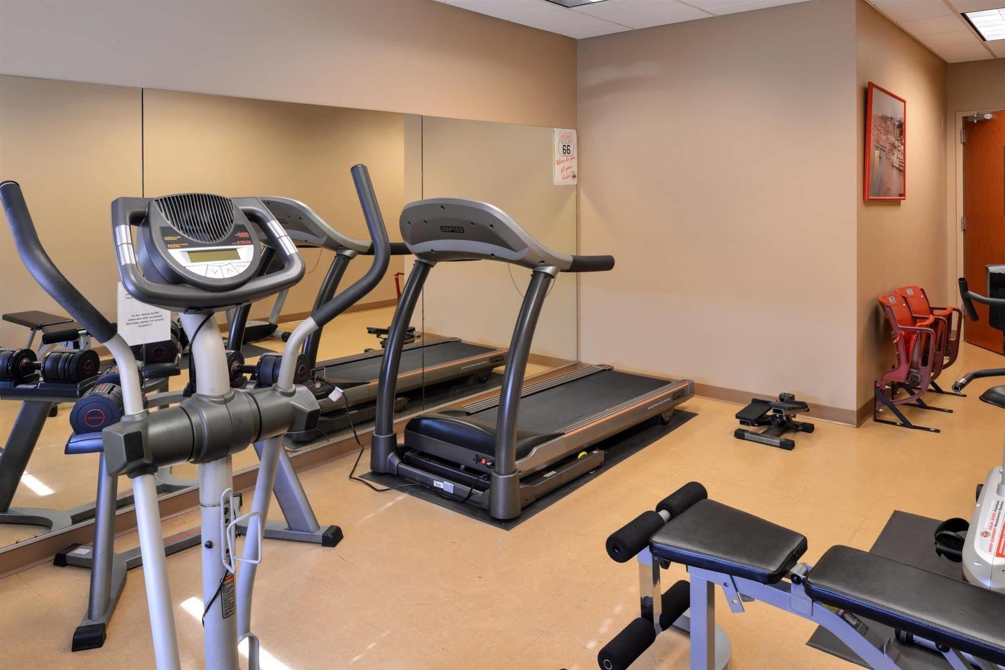 Country Hearth Inn & Suites אדוארדסוויל מראה חיצוני תמונה