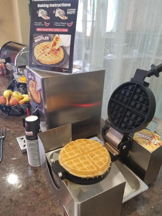 Country Hearth Inn & Suites אדוארדסוויל מראה חיצוני תמונה